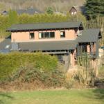 Modernes Haus mit Solaranlage und Terrasse im Grünen