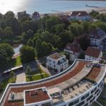 Moderne Wohnung mit Terrasse und Blick aufs Wasser und Strand.