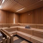 Sauna mit Holzbank und Steinkasten