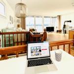 Wohnung mit Blick auf Wasser, Holzboden und moderner Einrichtung.