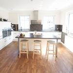 Vollausgestattete Wohnküche mit Kücheninsel