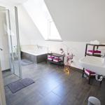 Großes Badezimmer im Obergeschoss mit Badewanne