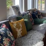 Sitzgelegenheit im Gemeinschaftsraum, Blick Richtung Kamin und TV