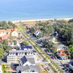 Panoramablick auf Strand, Häuser und Wald