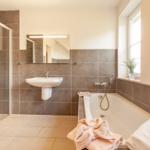 Badezimmer mit Dusche, Badewanne und Waschbecken