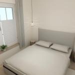 Schlafzimmer mit Doppelbett, Fenster mit Jalousien und zwei Hängelampen.