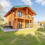 Holzhaus mit Balkon und Terrasse im Grünen