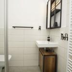 Badezimmer mit Toilette, Waschbecken und Heizkörper.