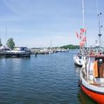 Hafen mit Booten und ruhigem Wasser unter blauem Himmel