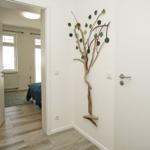 Haus mit Schlafzimmer und Wanddekoration aus Holz und Blättern.