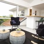 Wohnbereich mit Sitzgelegenheiten und Blick auf den Garten