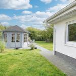 Hinterhof mit Pavillon, Grillplatz und Gartenweg.