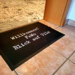 Willkommen-Matte vor Tür mit Blick auf Vilm