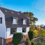 Haus mit Dachgauben, Garten und Blick auf Wasser