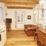 Küche mit Essbereich und Wohnbereich unter Holzbalkendecke