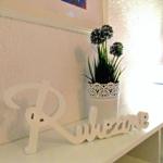 Schreibtisch mit Pflanze und Lampe in weißer Umgebung