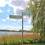 Radwegweiser am See mit Entfernungen zu Lobbe und Putbus.