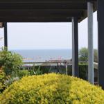 Terrasse mit Blick auf Meer und Flaggen