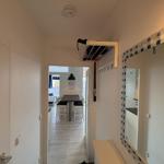 Flur mit Spiegel, Garderobe und Blick in Esszimmer.