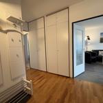 Schlafzimmer mit Kleiderschrank und Blick in Wohnzimmer.