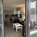 Wohnung mit Küche, Essbereich und Wohnzimmer. Balkon mit Blick auf die Straße.