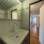 Badezimmer mit Waschbecken und Spiegel. Durchgang zur Wohnung.