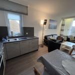 Küche, Wohnbereich und Esstisch mit Tischdecke