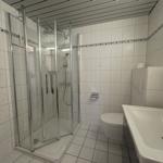 Badezimmer mit Dusche, Toilette und Waschbecken