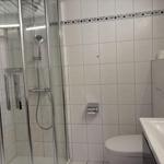 Badezimmer mit Dusche, Toilette und Waschbecken.