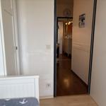 Schlafzimmer mit Blick in Flur und Küche.