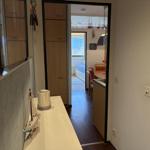 Küche mit Blick in Wohn- und Schlafzimmer