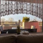 Blick auf Balkon mit Sitzgelegenheiten und Blick auf Landschaft.