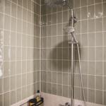 Dusche mit Duschbrause und Regendusche an Wand