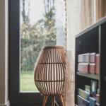 Helle Lampe neben Fenster mit Blick auf Garten