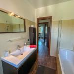 Bad mit Dusche, Badewanne und Waschbecken