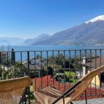 Terrasse mit Blick auf See und schneebedeckte Berge