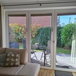 Wohnzimmer mit Blick auf die Terrasse und den Garten.