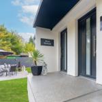 Eingangsbereich mit Terrasse, Garten und Sitzgelegenheiten. Haus Waldharmonie.