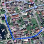 Karte zeigt Route durch Ortschaft mit Straßen und Seepromenade.