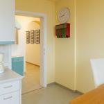 Küche mit Essbereich und Durchgang zur Wohnfläche