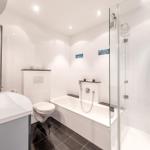 Moderne Badezimmer mit Dusche, Badewanne und Waschbecken.