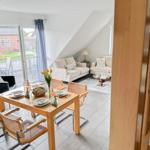 Wohn- und Essbereich mit Terrasse und Blick auf Garten.