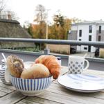 Frühstück auf Balkon mit Brot und Kaffee