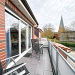 Terrasse mit Tisch, Stühlen und Blick auf Kirche und Dach