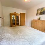 Schlafzimmer mit Bett, Schrank und Wandbild