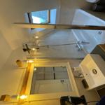 Badezimmer mit Badewanne, Spiegel und Waschbecken.