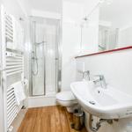 Badezimmer mit Dusche, Toilette und Waschbecken