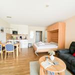 Wohnung mit Schlafbereich, Wohn- und Essbereich sowie Küche.