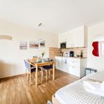 Schlafzimmer mit Küchenbereich und Esstisch