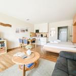 Wohnung mit Schlafbereich, Küche und Wohnzimmer. Möbel und Einrichtung sichtbar.